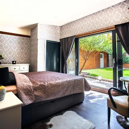 Avar Garden Ferienhaus